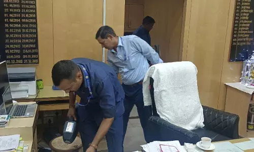 Lucknow: सरकारी दफ्तरों को उड़ाने की साजिश रचने वाला ट्रेस, पूछताछ जारी Lucknow: सरकारी दफ्तरों को उड़ाने की साजिश रचने वाला ट्रेस, पूछताछ जारी