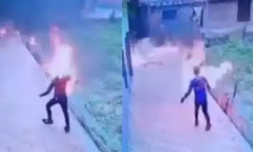 Ballia: प्रेमिका के घर के सामने युवक ने खुद को लगाई आग