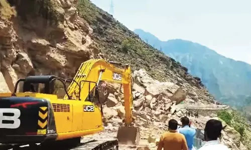 भारी चट्टानों के कारण बटोटे-किश्तवाड़ एनएच अवरुद्ध