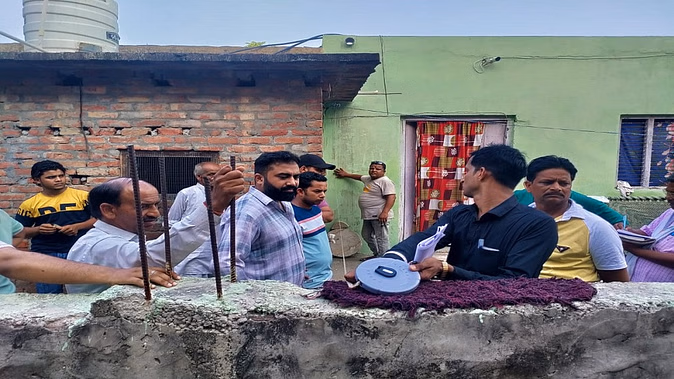 Meerapur: मंदिर भूमि विवाद में राजस्व विभाग ने शुरू की पैमाइश