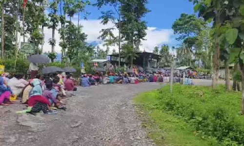 Jalpaiguri में विभिन्न मुद्दों को लेकर पांच चाय बागानों में विरोध प्रदर्शन Jalpaiguri में विभिन्न मुद्दों को लेकर पांच चाय बागानों में विरोध प्रदर्शन