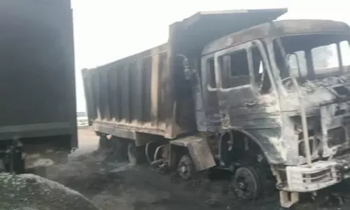 Palamu में नक्सली वारदात, खनन साइट पर दो हाईवा में लगाई आग Palamu में नक्सली वारदात, खनन साइट पर दो हाईवा में लगाई आग
