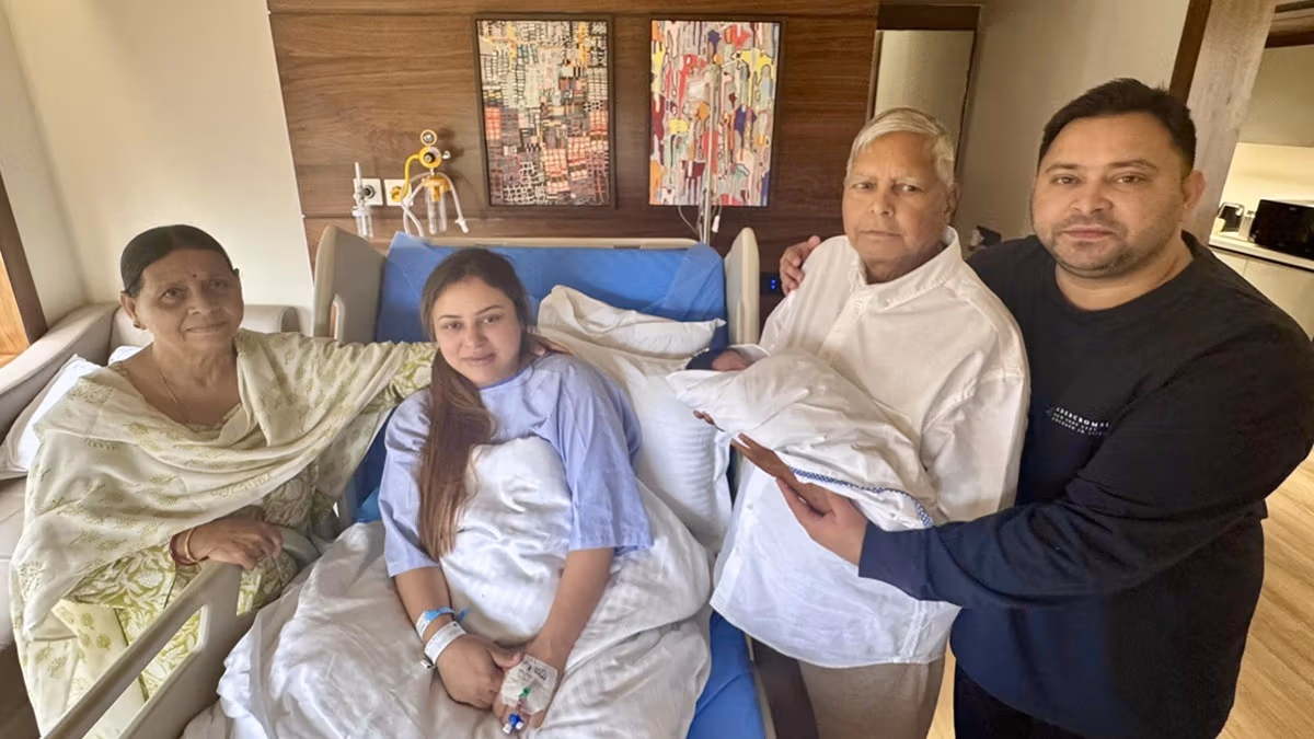Patna: तेजस्वी के बेटे को मिला दादा का आशीर्वाद, नाम रखा गया ‘इराज लालू यादव’ Patna: तेजस्वी के बेटे को मिला दादा का आशीर्वाद, नाम रखा गया ‘इराज लालू यादव’