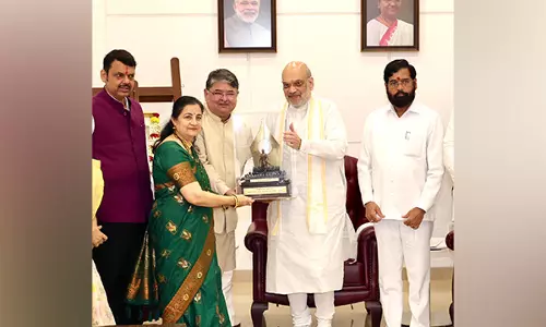 Amit Shah ने वीर सावरकर के परिवार को छत्रपति संभाजी महाराज राज्य प्रेरणा गीत पुरस्कार प्रदान किया