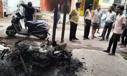 रायपुर : महंत पारा में बाइक में आगजनी रायपुर : महंत पारा में बाइक में आगजनी