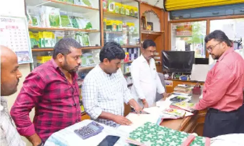 कलेक्टर बदावथ संतोष ने बीज की दुकानों का निरीक्षण किया