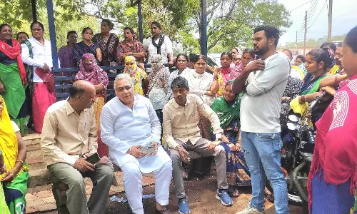 हड़ताल में बैठे सफाई कर्मियों को अरुण वोरा का मिला समर्थन, निगम को दो टूक कहा