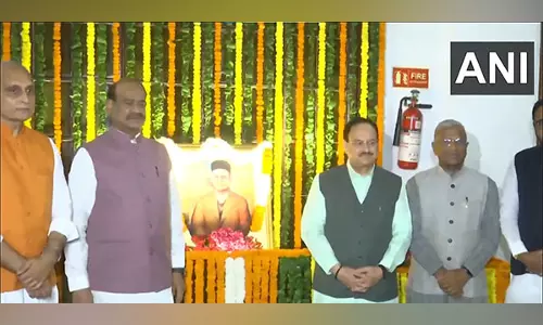 JP Nadda, लोकसभा अध्यक्ष और अन्य ने वीर सावरकर की 142वीं जयंती पर उन्हें श्रद्धांजलि दी