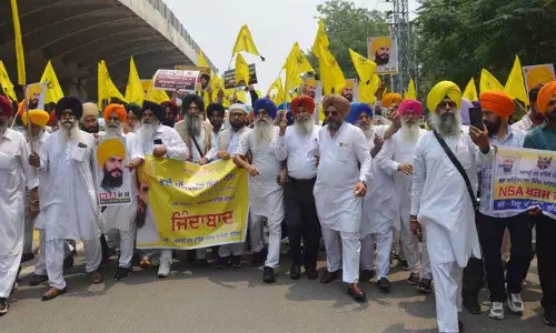 ‘वारिस पंजाब दे’ नेताओं ने पंजाब के राज्यपाल को ज्ञापन सौंपा, कहा Amritpal अवैध रूप से जेल में बंद ‘वारिस पंजाब दे’ नेताओं ने पंजाब के राज्यपाल को ज्ञापन सौंपा, कहा Amritpal अवैध रूप से जेल में बंद