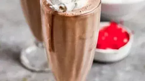 सिर्फ 5 मिनट में बनाएं रिच एंड क्रीमी Chocolate Milkshake सिर्फ 5 मिनट में बनाएं रिच एंड क्रीमी Chocolate Milkshake