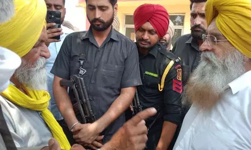 Lambi village में किसानों ने पंजाब के कृषि मंत्री गुरमीत सिंह खुडियां का किया विरोध Lambi village में किसानों ने पंजाब के कृषि मंत्री गुरमीत सिंह खुडियां का किया विरोध