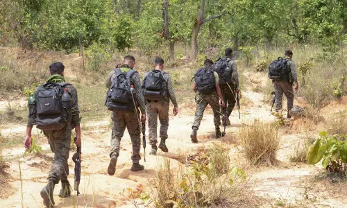 नक्सलियों ने विस्फोटक से लदा ट्रक लूटा