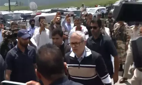 CM Abdullah उच्च स्तरीय सरकारी बैठक के लिए गुलमर्ग क्लब पहुंचे