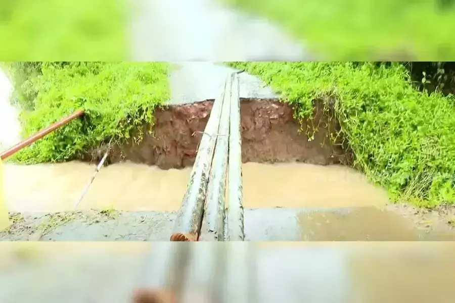 Wayanad में भारी बारिश से सड़क बह गई 19 आदिवासी परिवारों को स्थानांतरित किया गया Wayanad में भारी बारिश से सड़क बह गई 19 आदिवासी परिवारों को स्थानांतरित किया गया