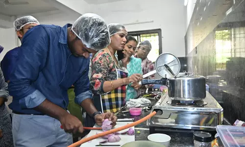 प्रोजेक्ट युवा : युवतियों के साथ-साथ युवक भी ले रहे पाककला में प्रशिक्षण