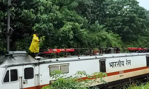 Kerala: भारी बारिश से रेल यातायात प्रभावित, यात्रियों की बढ़ी परेशानी Kerala: भारी बारिश से रेल यातायात प्रभावित, यात्रियों की बढ़ी परेशानी
