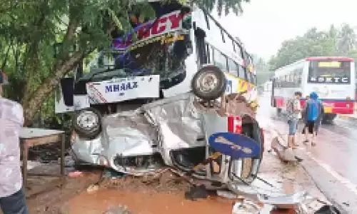 Karnataka: बस-कार की टक्कर में पिता-पुत्री गंभीर रूप से घायल