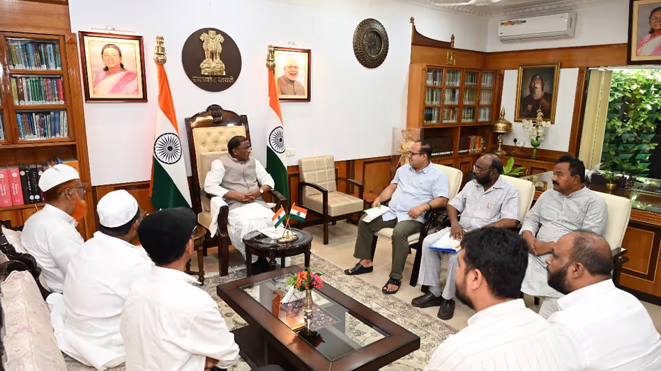 अमानवीय व्यवहार को लेकर AIUDF प्रतिनिधिमंडल ने असम के राज्यपाल से मुलाकात की अमानवीय व्यवहार को लेकर AIUDF प्रतिनिधिमंडल ने असम के राज्यपाल से मुलाकात की