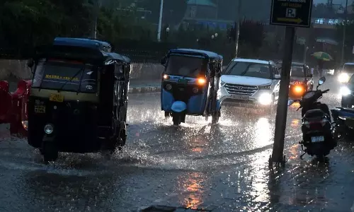 Kashmir में बारिश से गर्मी से राहत
