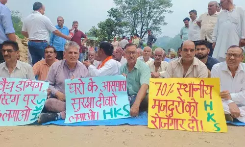 Mandi में धर्मपुर-सरकाघाट सड़क के अधूरे काम के विरोध में ग्रामीणों ने किया प्रदर्शन Mandi में धर्मपुर-सरकाघाट सड़क के अधूरे काम के विरोध में ग्रामीणों ने किया प्रदर्शन