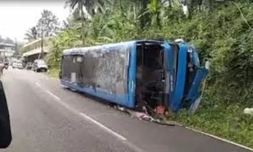 Kerala : ब्रेक फेल होने से मुंडक्कयम में बस दुकान और घर से टकराई Kerala : ब्रेक फेल होने से मुंडक्कयम में बस दुकान और घर से टकराई