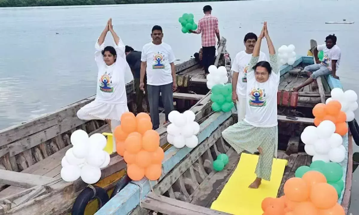Andhra: गोदावरी में नावों पर योग विशेष आकर्षण