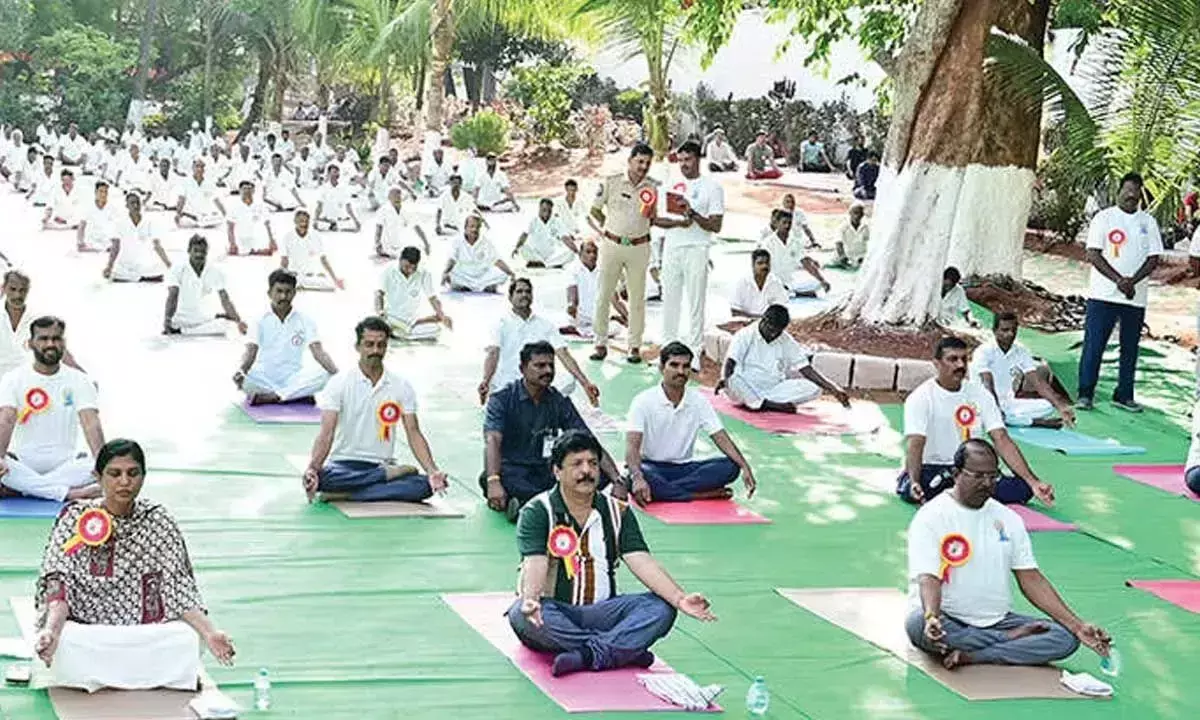 Andhra: सेंट्रल जेल में 1,300 कैदियों ने योगांध्र में भाग लिया Andhra: सेंट्रल जेल में 1,300 कैदियों ने योगांध्र में भाग लिया