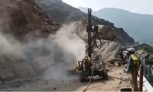 Jammu: भूस्खलन के कारण बटोटे-किश्तवाड़ राजमार्ग बंद Jammu: भूस्खलन के कारण बटोटे-किश्तवाड़ राजमार्ग बंद