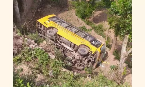Jammu: स्कूल बस खाई में गिरी, 4 घायल
