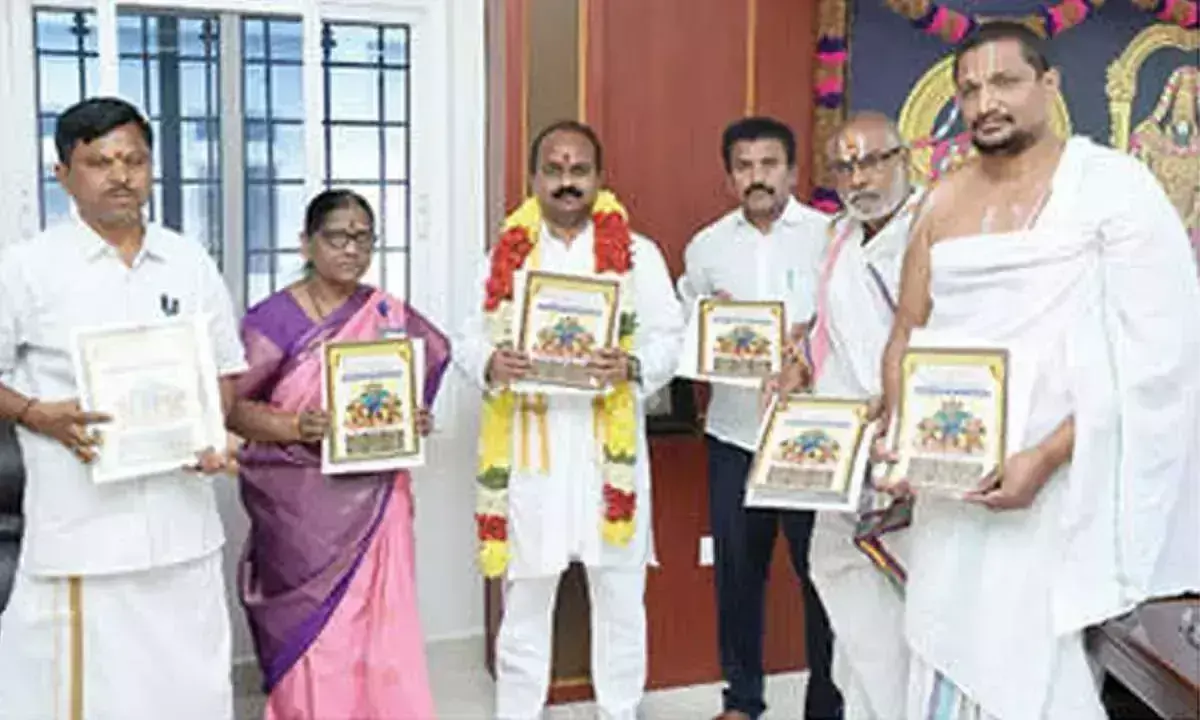 TTD EO ने श्री गोविंदराजा स्वामी ब्रह्मोत्सव के पोस्टर का अनावरण किया TTD EO ने श्री गोविंदराजा स्वामी ब्रह्मोत्सव के पोस्टर का अनावरण किया