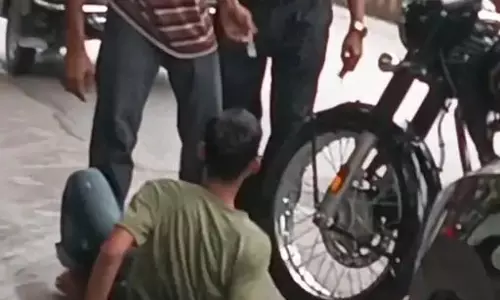 एक्सीडेंट होने पर मारपीट, कलेक्ट्रेट के सामने हुई घटना