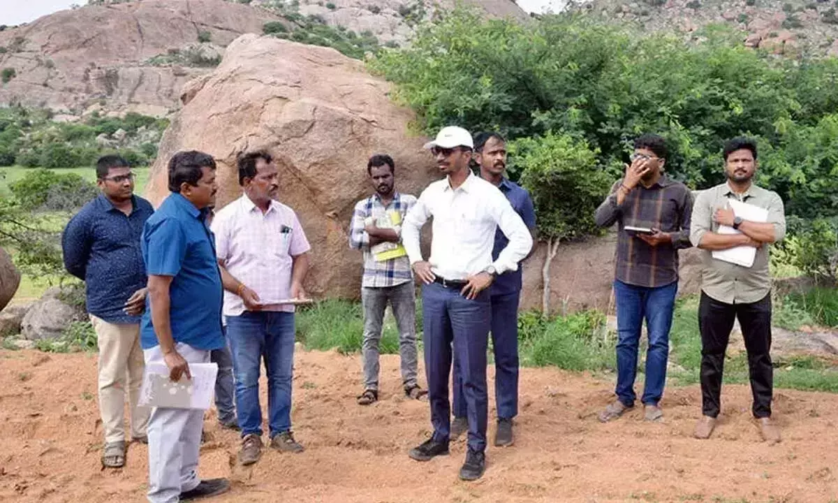 Collector ने अधिकारियों को जवाहर नवोदय विद्यालय के लिए भूमि चिन्हित करने के निर्देश दिए