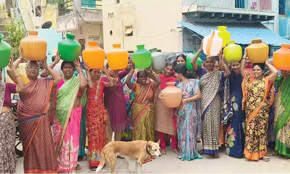 Andhra: पुट्टपर्थी कुम्मारापेटा इलाके में महिलाओं ने जल संकट का विरोध किया