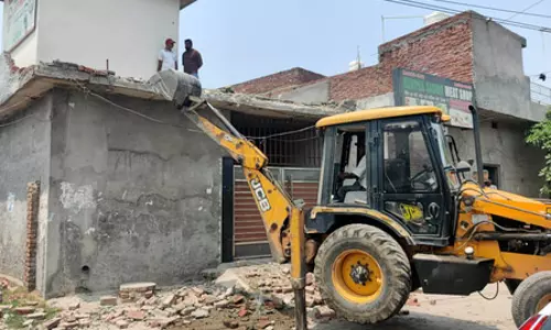नशे का कारोबार करने वाले भाइयों के मकान पर चला बुलडोजर नशे का कारोबार करने वाले भाइयों के मकान पर चला बुलडोजर