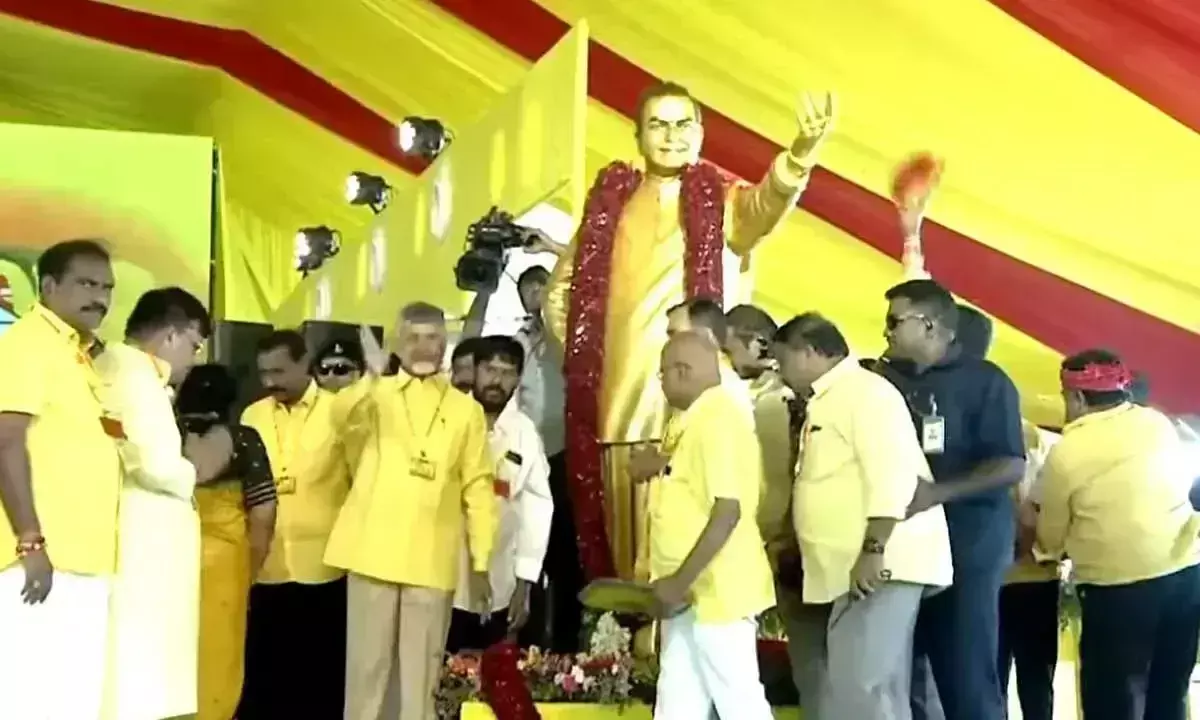 Andhra: टीडीपी महानाडु ने एनटीआर की जयंती मनाई Andhra: टीडीपी महानाडु ने एनटीआर की जयंती मनाई