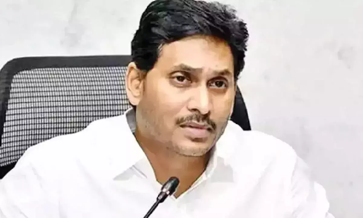 YS जगन ने टीडीपी के महानाडु कार्यक्रम की आलोचना की, इसे नाटक बताया YS जगन ने टीडीपी के महानाडु कार्यक्रम की आलोचना की, इसे नाटक बताया