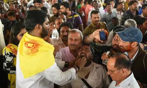 8 जून को Nampally प्रदर्शनी मैदान में अस्थमा रोगियों के लिए मछली प्रसादम का वितरण 8 जून को Nampally प्रदर्शनी मैदान में अस्थमा रोगियों के लिए मछली प्रसादम का वितरण