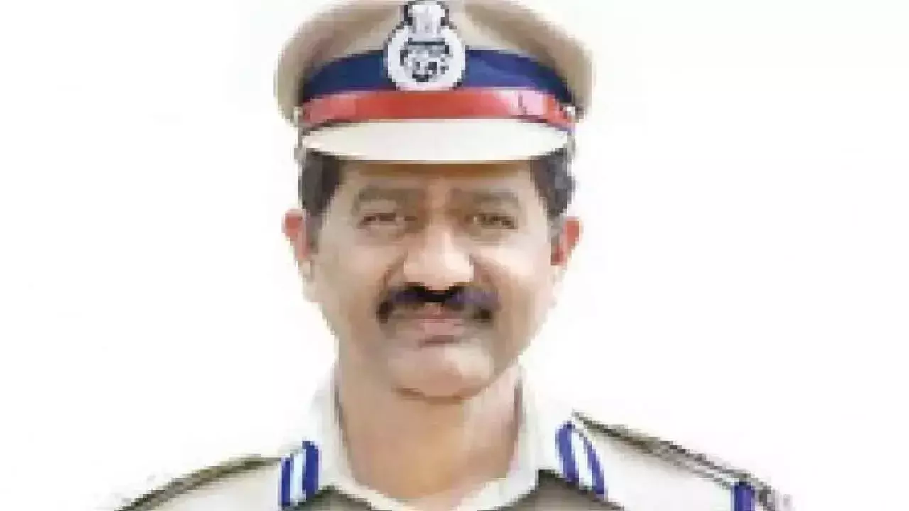 Telangana: पुलिस ने पूर्व एसआईबी प्रमुख के घर पर नोटिस चिपकाया Telangana: पुलिस ने पूर्व एसआईबी प्रमुख के घर पर नोटिस चिपकाया