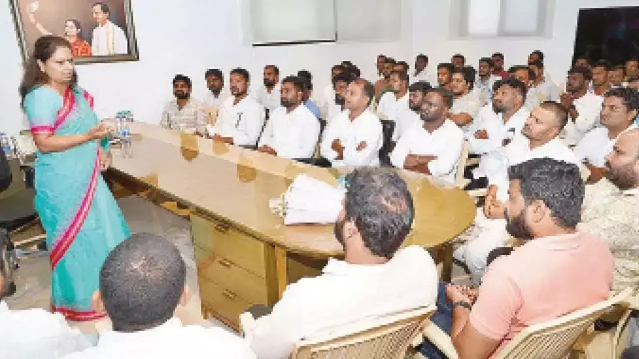 जैसे-जैसे कविता कोयलाकर्मियों के लिए सिंगारेनी जागृति पेश करती है, कथानक गाढ़ा हो जाता है