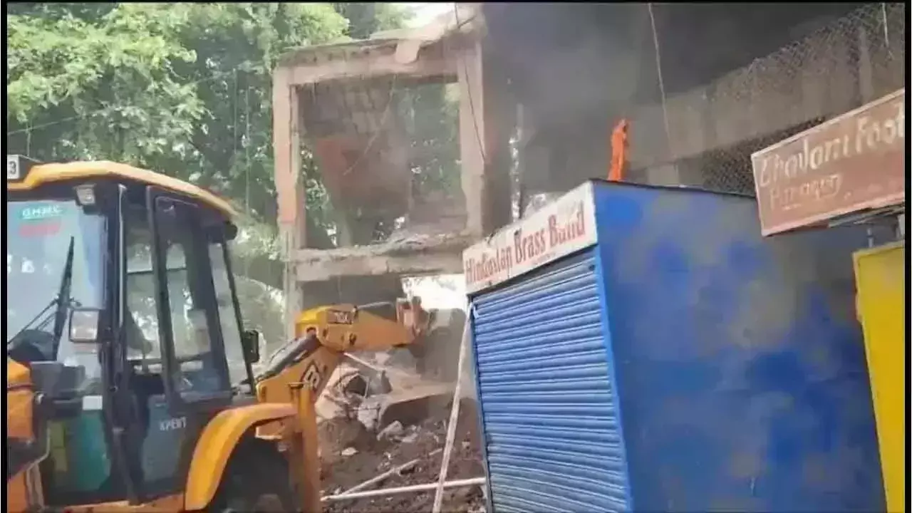 Hyderabad: फतेहनगर फ्लाईओवर की दशक पुरानी सीढ़ी गिरने से दो लोग घायल
