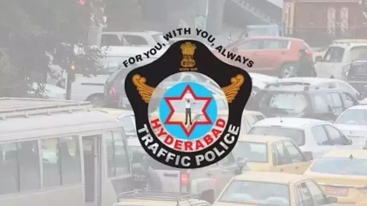 Telangana: पुलिस ने एक सप्ताह में यातायात उल्लंघनकर्ताओं के खिलाफ 18 हजार से अधिक मामले दर्ज किए Telangana: पुलिस ने एक सप्ताह में यातायात उल्लंघनकर्ताओं के खिलाफ 18 हजार से अधिक मामले दर्ज किए
