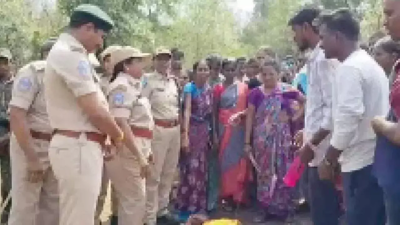 Telangana: भूमि विवाद को लेकर किसानों और वन अधिकारियों में झगड़ा