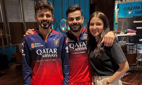 RCB के बाद की हंसती झलक RCB के बाद की हंसती झलक
