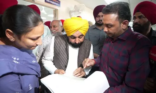 CM Bhagwant Mann ने मोहाली में सब रजिस्ट्रार कार्यालय का औचक निरीक्षण किया