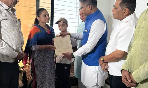 असम के मंत्री पीयूष हजारिका ने सूरत में पहलगाम आतंकी हमले के पीड़ित परिवार से मुलाकात की
