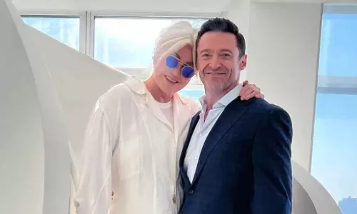 Deborra-Lee Furness को लगता है कि ह्यूग जैकमैन ने उनके साथ धोखा किया है, क्योंकि उन्होंने तलाक के लिए अर्जी दायर की