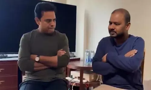 KTR ने लंदन में बीमार बीआरएस यूके नेता अनिल कुर्माचलम से मुलाकात की KTR ने लंदन में बीमार बीआरएस यूके नेता अनिल कुर्माचलम से मुलाकात की