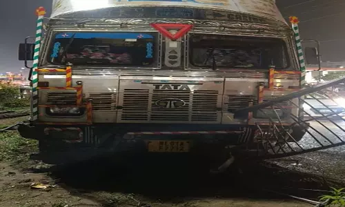 भाटागांव शराब भट्टी के पास ट्रक डिवाइडर से टकराया, बड़ी दुर्घटना टली
