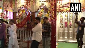Mamata Banerjee ने शीतला मंदिर में पूजा कर चांदी के दरवाजे का किया उद्घाटन