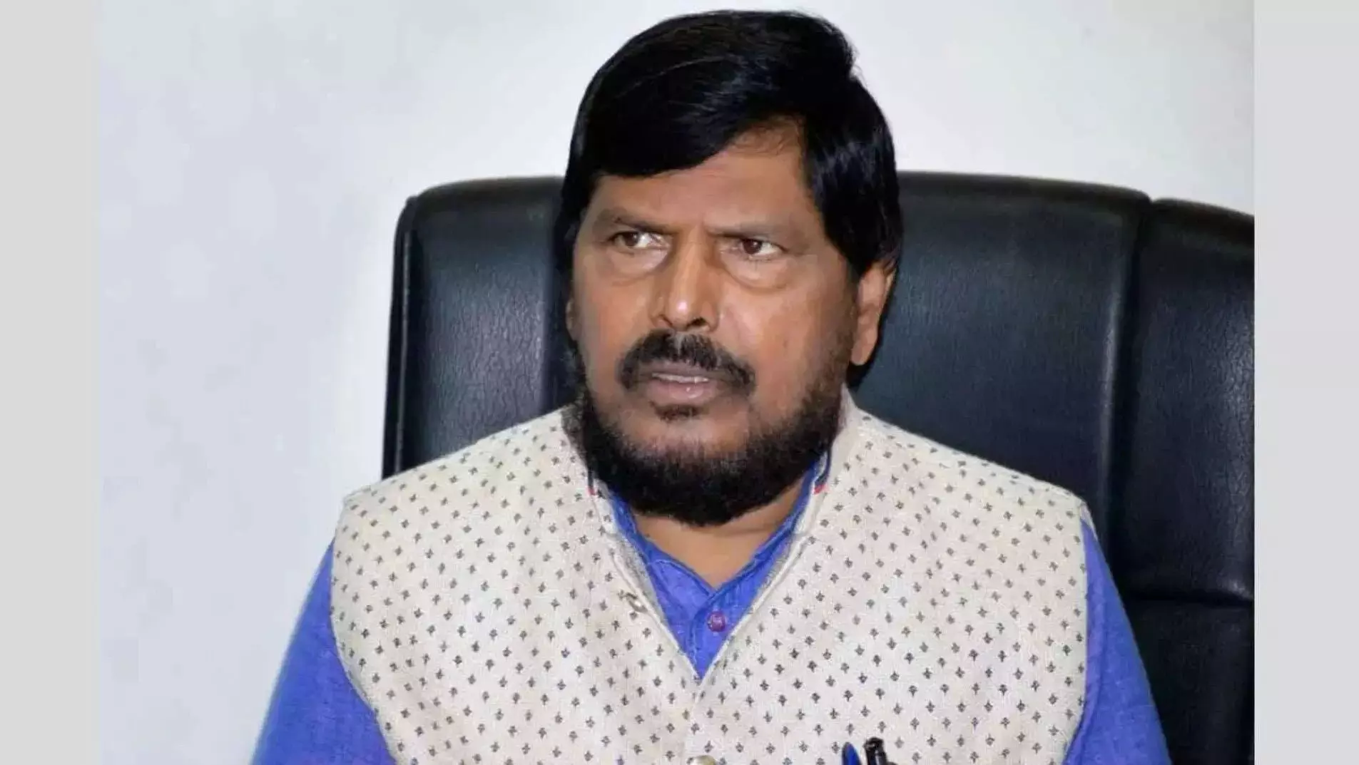 कांग्रेस ने खड़गे को मुख्यमंत्री नहीं बनाया, उनके नेता सामाजिक न्याय की बात न करें : रामदास आठवले कांग्रेस ने खड़गे को मुख्यमंत्री नहीं बनाया, उनके नेता सामाजिक न्याय की बात न करें : रामदास आठवले